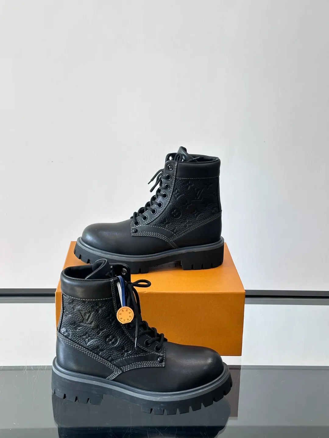 [L Home] Top P: 920💰 Size: 39-44 (45 can be customized) LOUIS VUITTON Louis Vuitton ss25 LV Donkey brand new thick-soled lace-up big-toe shoes men's casual shoes high-top short boots. These boots are crafted from top-grain calf leather for a lightweight and comfortable fit. The thick EVA outsole is embellished with eye-catching ridges, and the trendy attitude of being both strong and soft makes it an everyday choice. ✔Upper: imported first-layer cowhide ✔Lining: cowhide ✔Outsole: original molded outsole